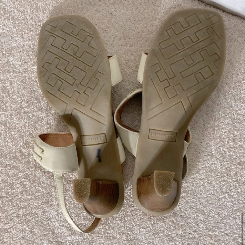 SOLD-Vintage Infinity Ivory Thick Strap Chunky Heel Sandals 8 - Picture 10 of 11